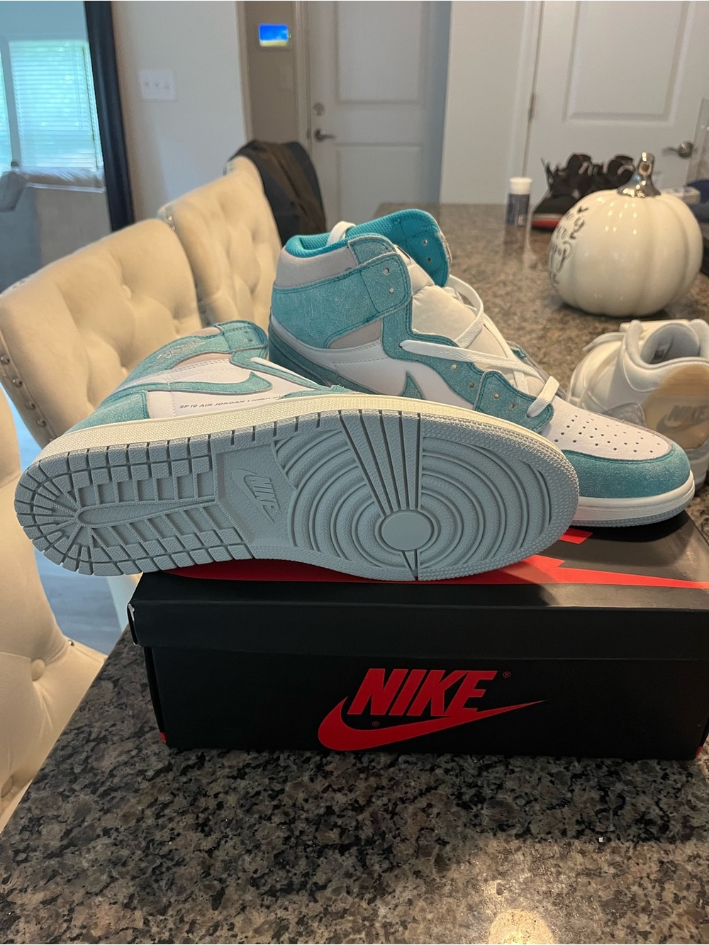 Jordan 1 Retro High. BRAND NEW NEVER WORN
Turbo Green